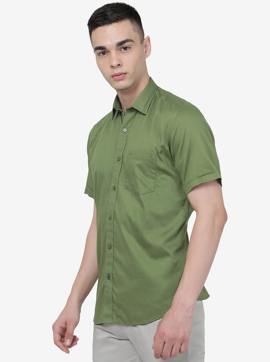 Fern Green Solid Slim Fit Semi Casual Shirt | JadeBlue